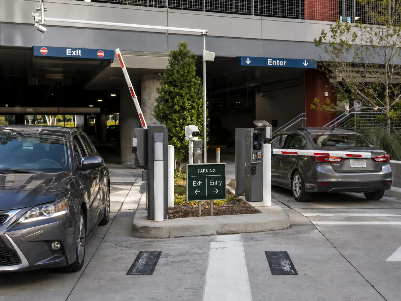 apertura automática de barreras: Carriles de entrada y salida con barreras automáticas