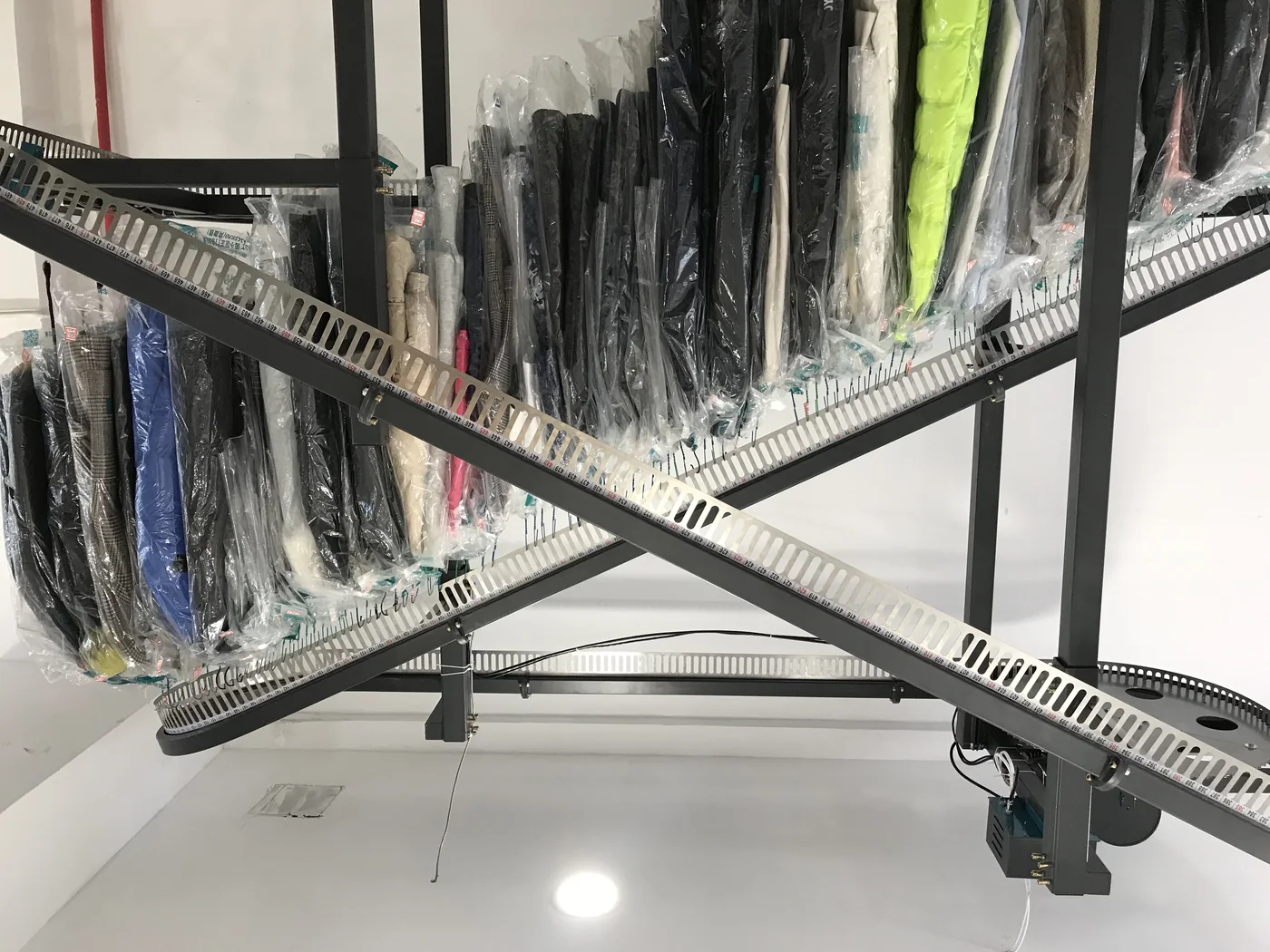 guardarropa industrial: Transportador industrial para uniformes y ropa de trabajo